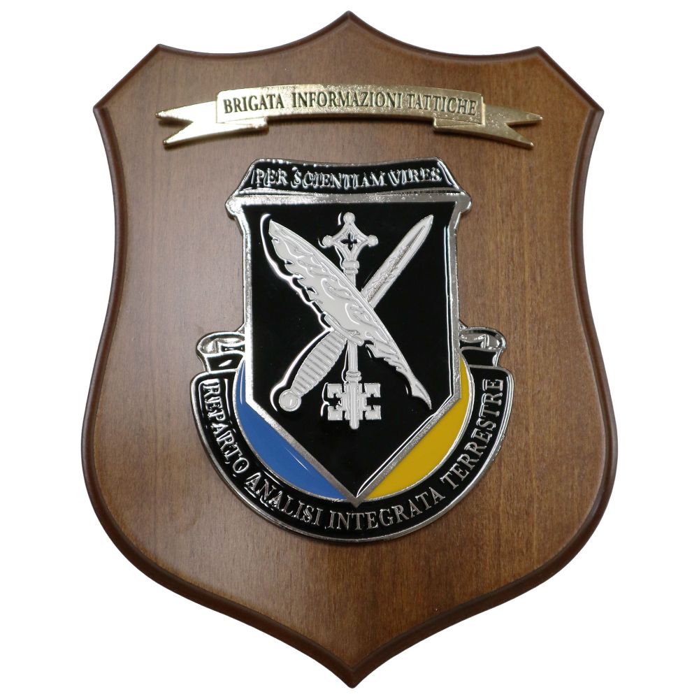 CREST IN METALLO SMALTATO BASE LEGNO 22,5X17,5CM BRIGATA INFOR. TATTICHE