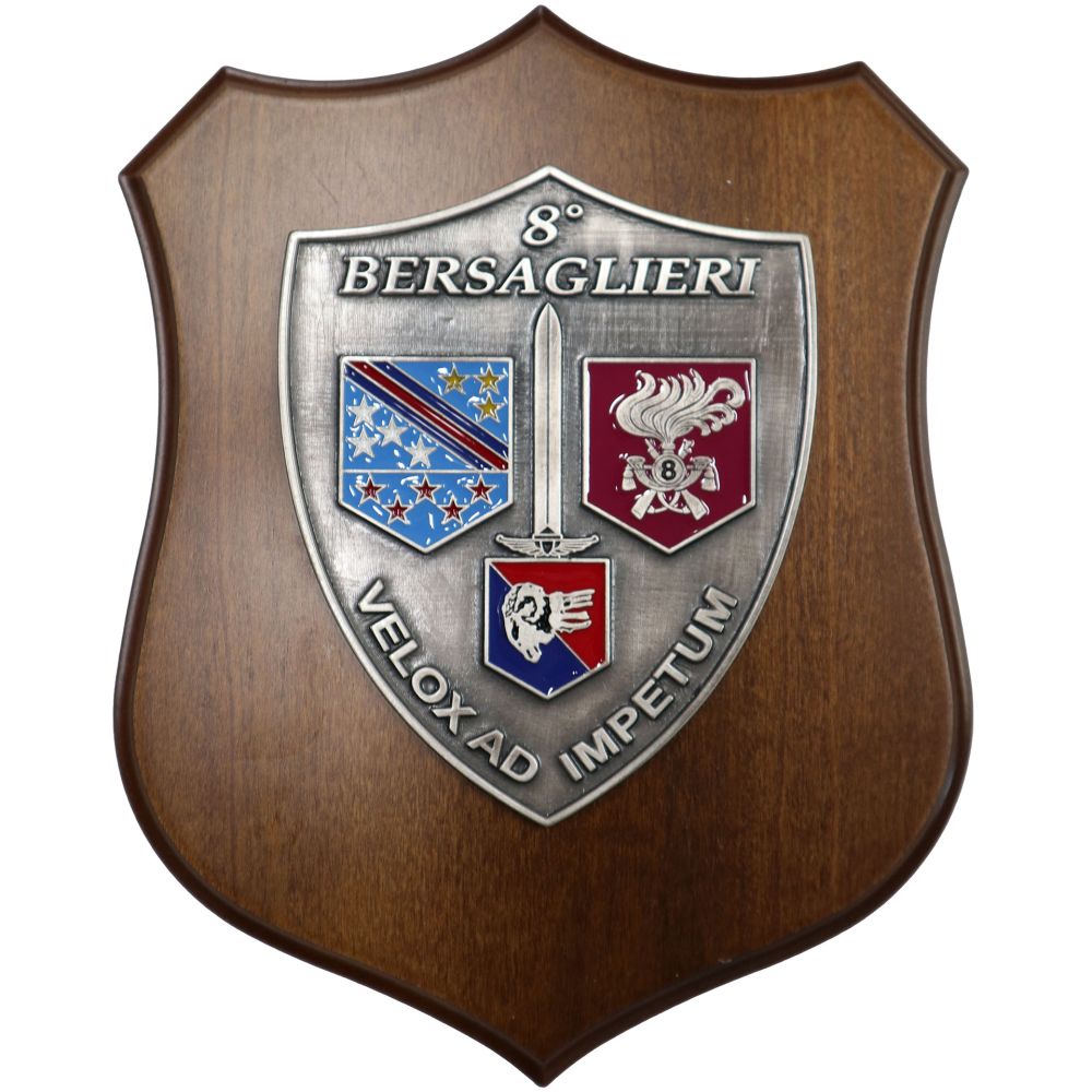 CREST IN METALLO SMALTATO BASE LEGNO 22,5X17,5CM 8 BERSAGLIERI