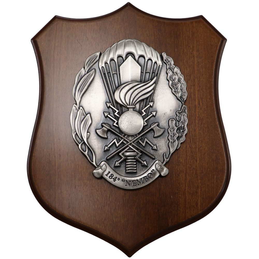 CREST IN METALLO SMALTATO BASE LEGNO 22,5X17,5CM 184 NEMBO 3D