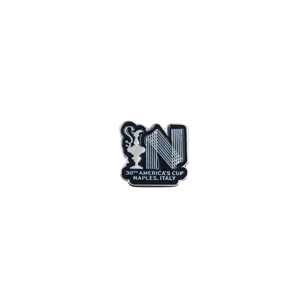 DISTINTIVO AMERICA'S CUP 38 SAGOMATO SFONDO BLU NAVY LOGHI ARGENTO IN ME