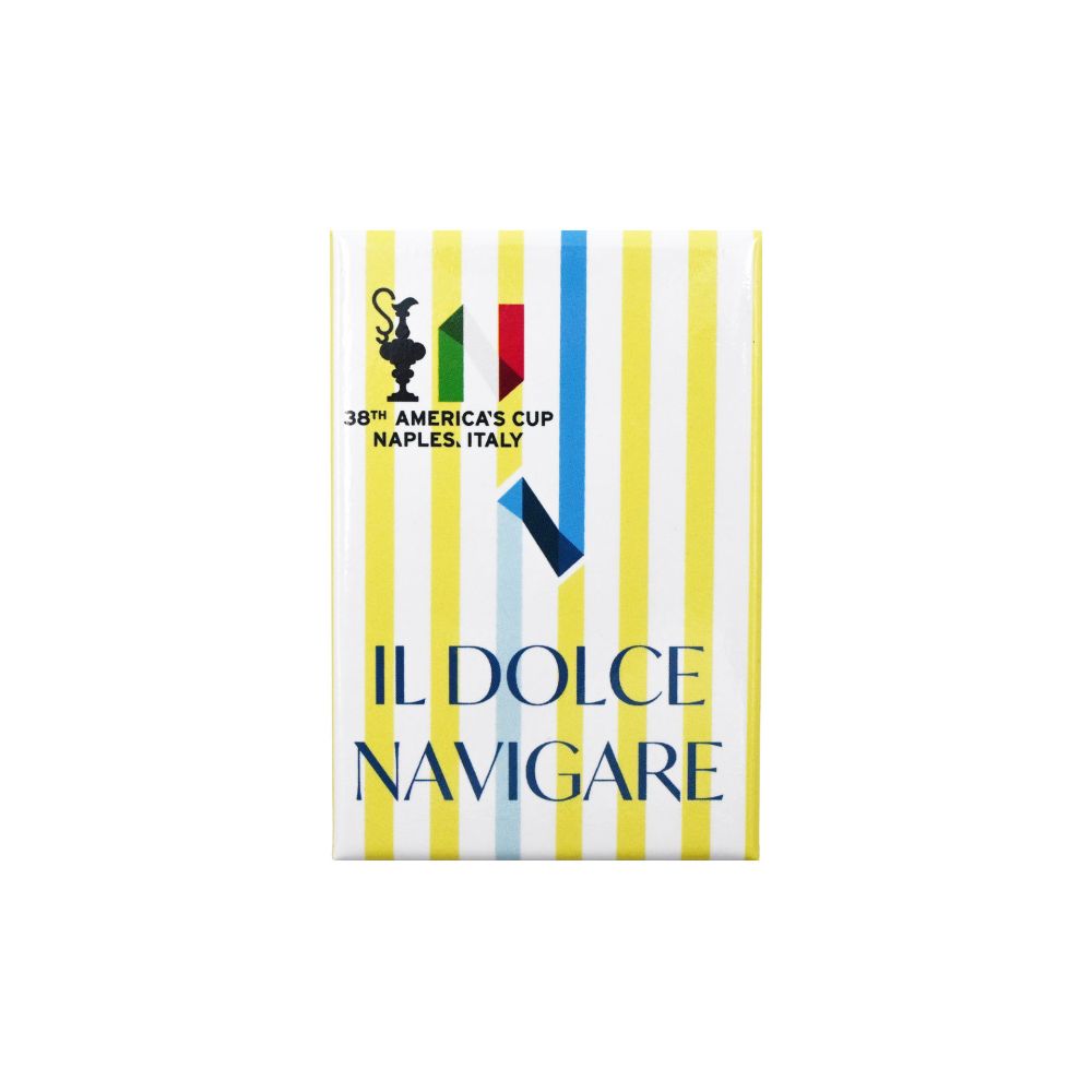 MAGNETE AMERICA'S CUP 38 RETTANGOLARE N AZZURRA SFONDO RIGATO GIALLO CON