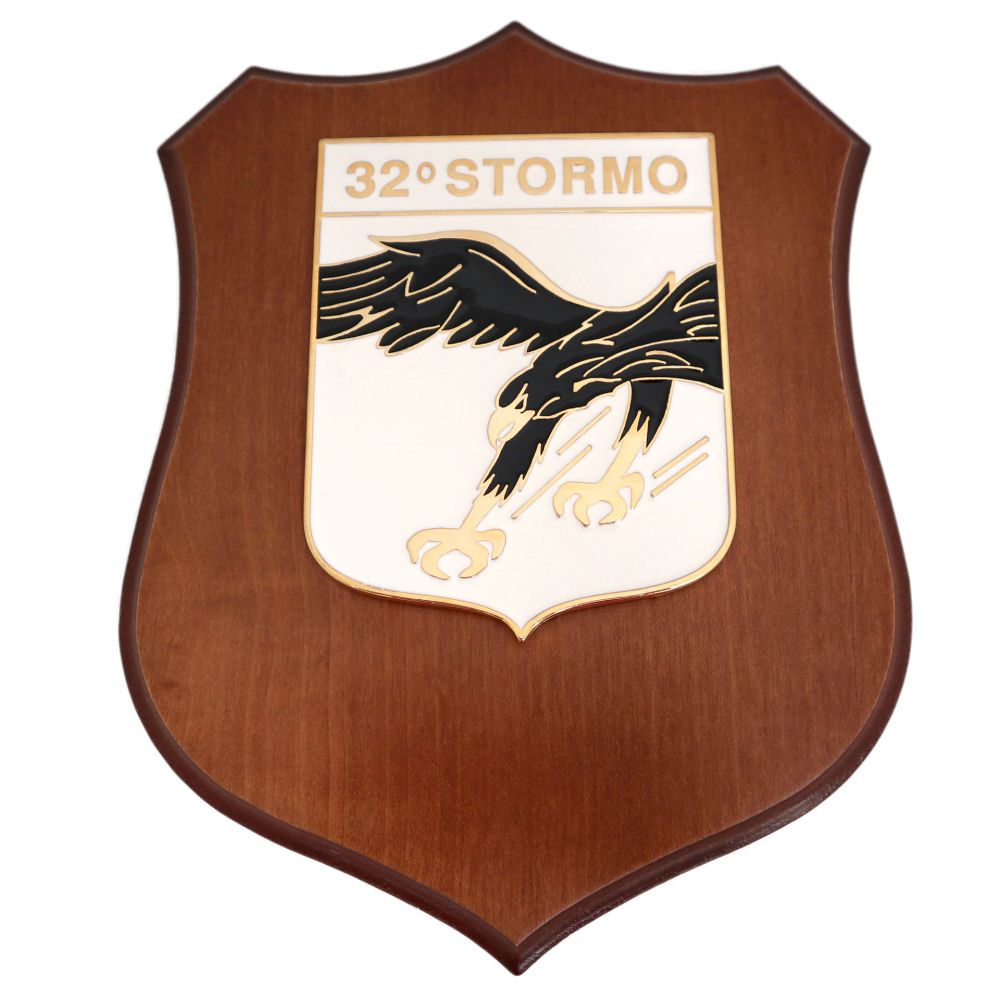 CREST IN METALLO SMALTATO BASE LEGNO 22,5X17,5CM32 STORMO