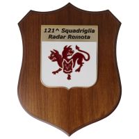 CREST IN METALLO SMALTATO BASE LEGNO 22,5X17,5CM 121 SQUADRIGLIA R.R.