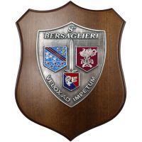 CREST IN METALLO SMALTATO BASE LEGNO 22,5X17,5CM 8 BERSAGLIERI
