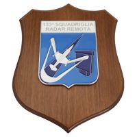 CREST IN METALLO SMALTATO BASE LEGNO 22,5X17,5CM 133 SQUADRIGLIA RADAR REMOTA AERONAUTICA MILITARE