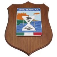 CREST IN METALLO SMALTATO BASE LEGNO 22,5X17,5CM MUSEO STORICO AERONAUTICA MILITARE