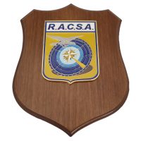 CREST IN METALLO SMALTATO BASE LEGNO 22,5X17,5CM RACSA