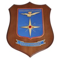 CREST IN METALLO SMALTATO BASE LEGNO 22,5X17,5CM COMANDO LOGISTICO AERONAUTICA MILITARE
