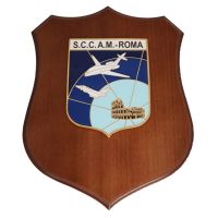 CREST IN METALLO SMALTATO BASE LEGNO 22,5X17,5CM SCCAM ROMA