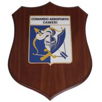 CREST IN METALLO SMALTATO BASE LEGNO 22,5X17,5CM COMANDO AEROPORTO CAMERI AERONAUTICA MILITARE