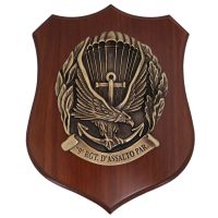 CREST IN METALLO SMALTATO 3D BASE LEGNO 22,5X17,5CM 9 RGT D'ASSALTO PARACADUTISTI ESERCITO ITALIANO