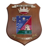 CREST IN METALLO SMALTATO BASE LEGNO 22,5X17,5CM 2 RGT AVES SIRIO ESERCITO ITALIANO